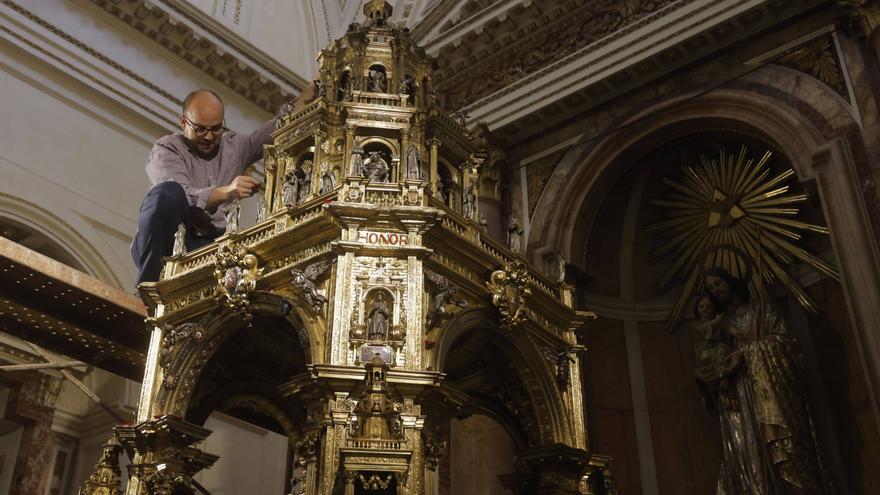 Limpian la Custodia después del chaparrón durante la procesión del Corpus