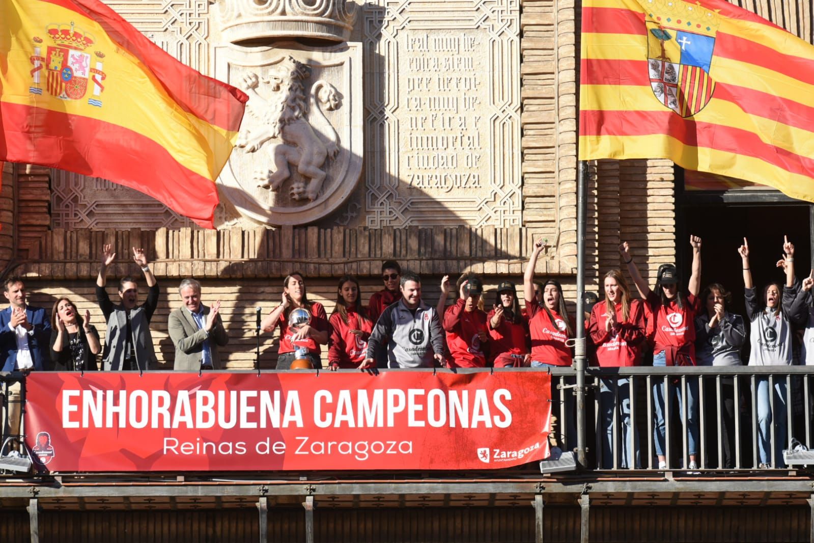 Baño de masas del Casademont Zaragoza en la plaza del Pilar y ofrenda de la Copa de la Reina a la Virgen del Pilar