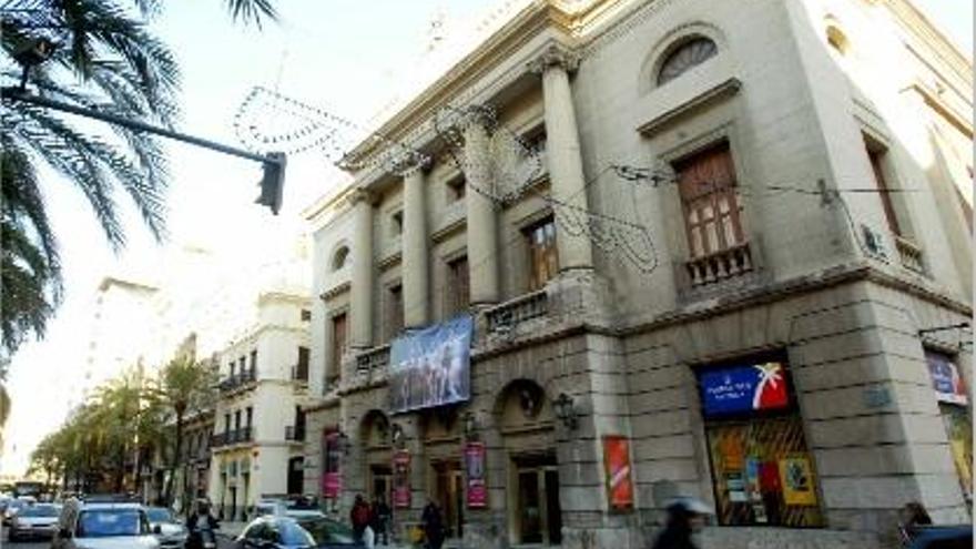 Imagen de archivo de la fachada del Teatro Principal de la capital del Turia.