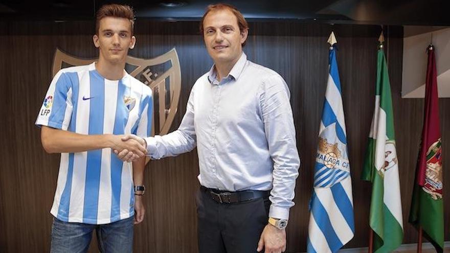 Diego Llorente, con la elástica del Málaga CF tras firmar su cesión, con  Arnau.