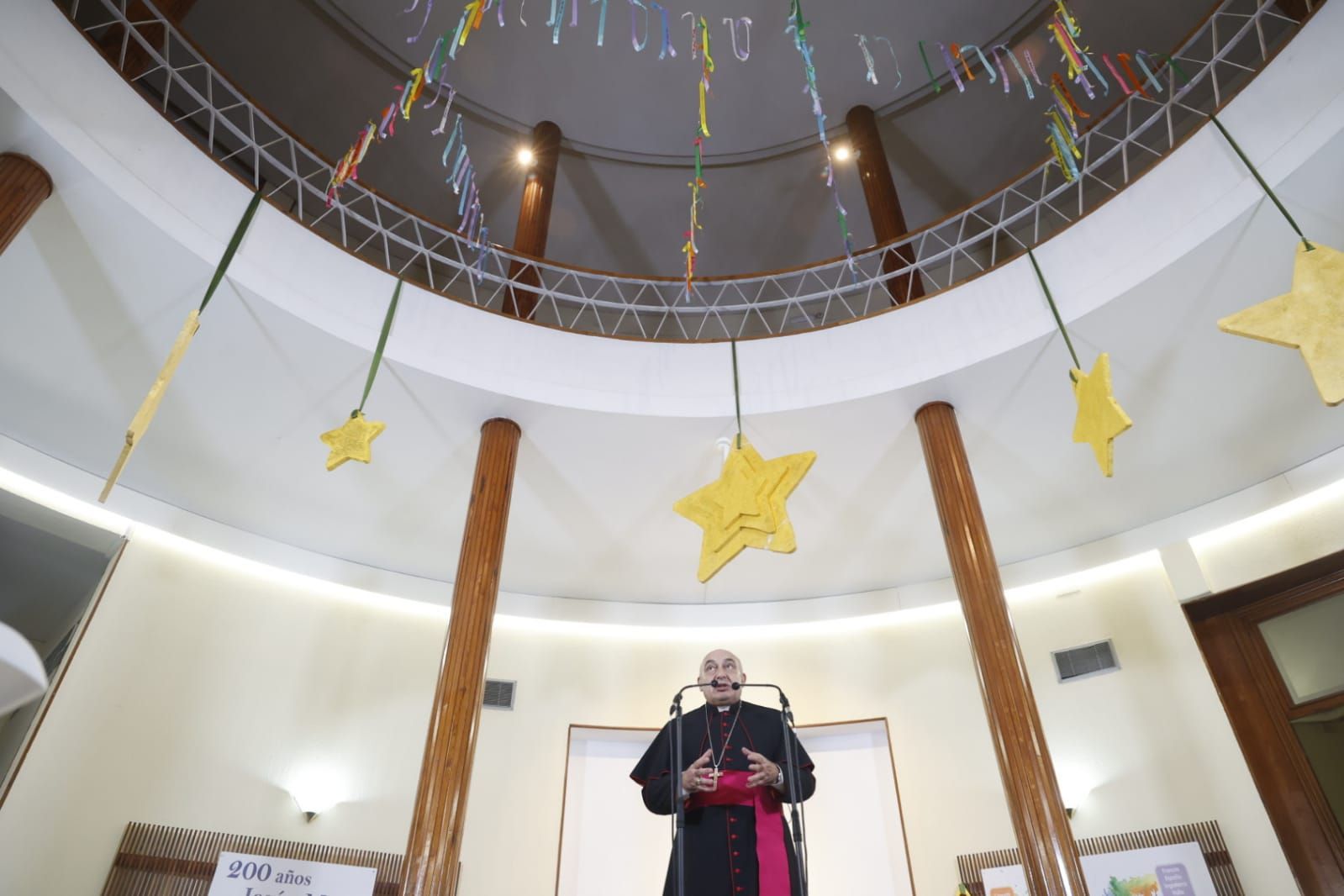 El nuevo arzobispo, Enrique Benavent, en el colegio Jesús-María