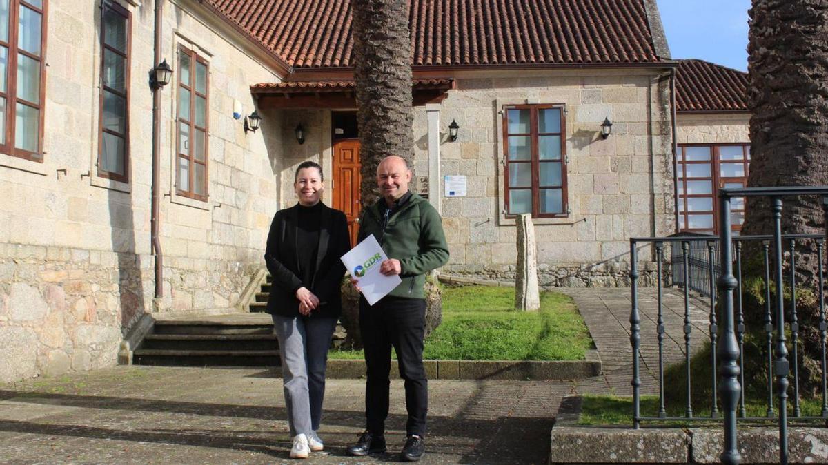 Marta Valcárcel y Pablo Castillo frente a la Casa do Viño, que será reformada.