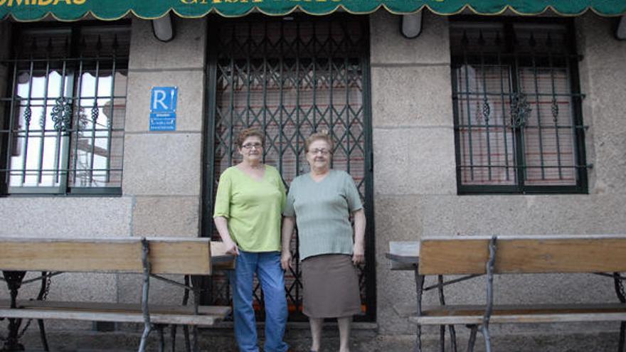 Josefa y María Núñez Fernández, en la puerta del restaurante Macillos de Cangas, en la rúa Fomento.  // Gonzalo Núñez