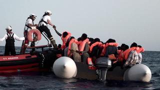Los inmigrantes del barco 'Aquarius', rumbo a Valencia | Directo