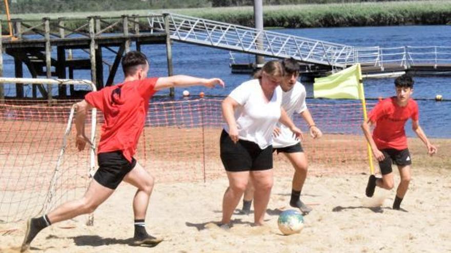 Las Olimpiadas da Aldea llenan la playa fluvial de Vilarello de deporte y tradición