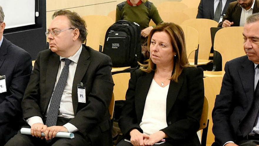 De izquierda a derecha, Francisco Martínez, Teófilo Sogorb, María Dolores Amorós y Roberto López Abad, durante el juicio de la CAM. Los cuatro exdirectivos de la cúpula han sido condenados en la sentencia hecha pública hoy