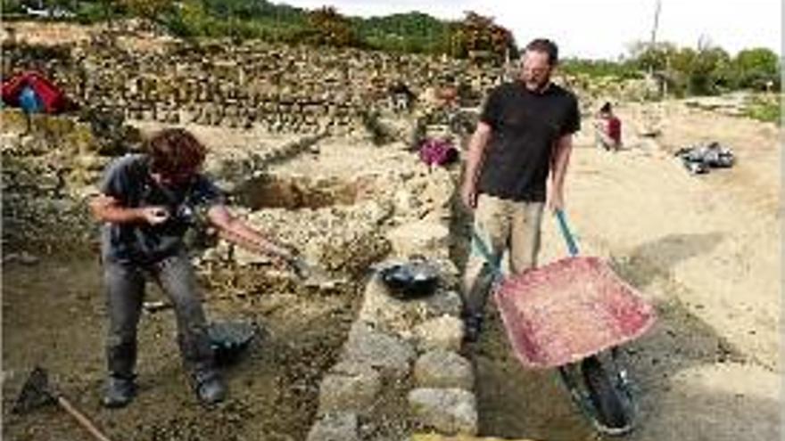 Dos arqueòlegs treballant al jaciment romà de Vilauba, a Camós.