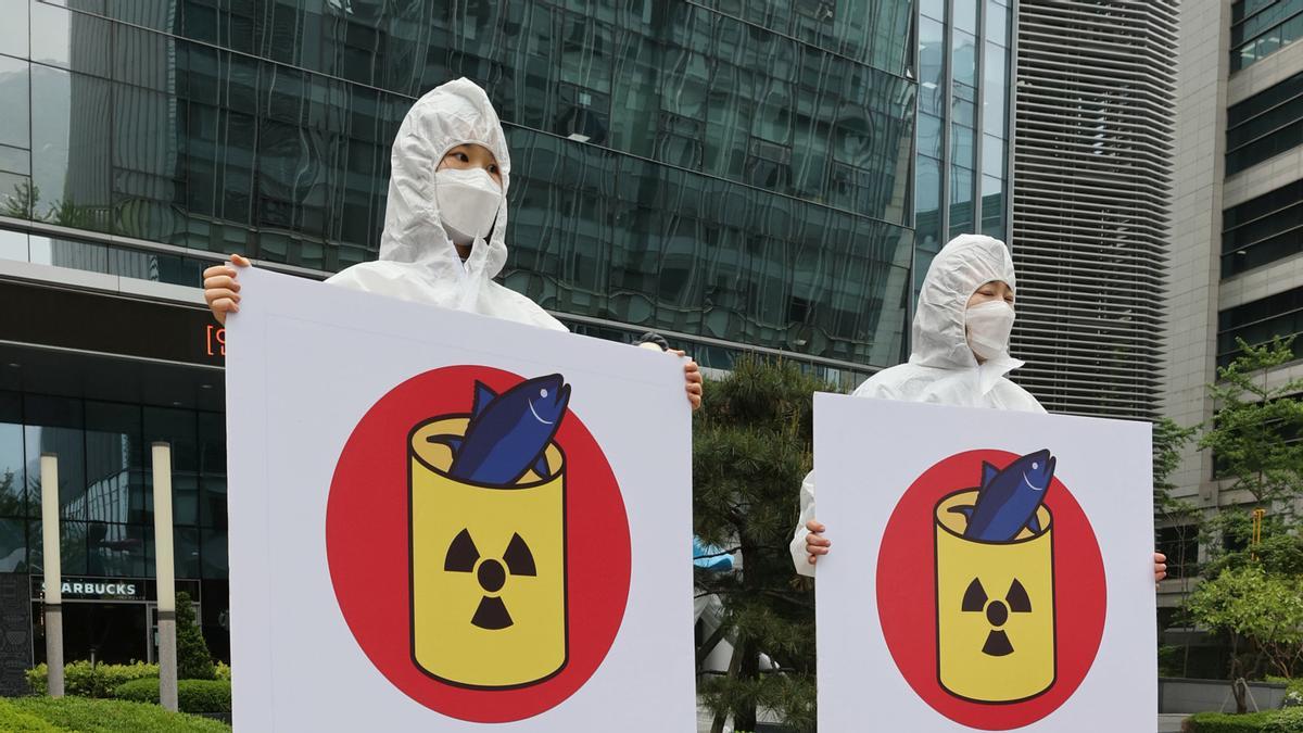 Manifestantes realizan una concentración de protesta por los vertidos de Fukushima frente a la Embajada de Japón en Seúl.