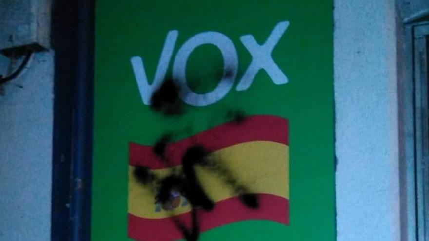 Imputan a tres personas, dos de ellas menores, por pintar la palabra &quot;fascistas&quot; en la sede de Vox en Siero