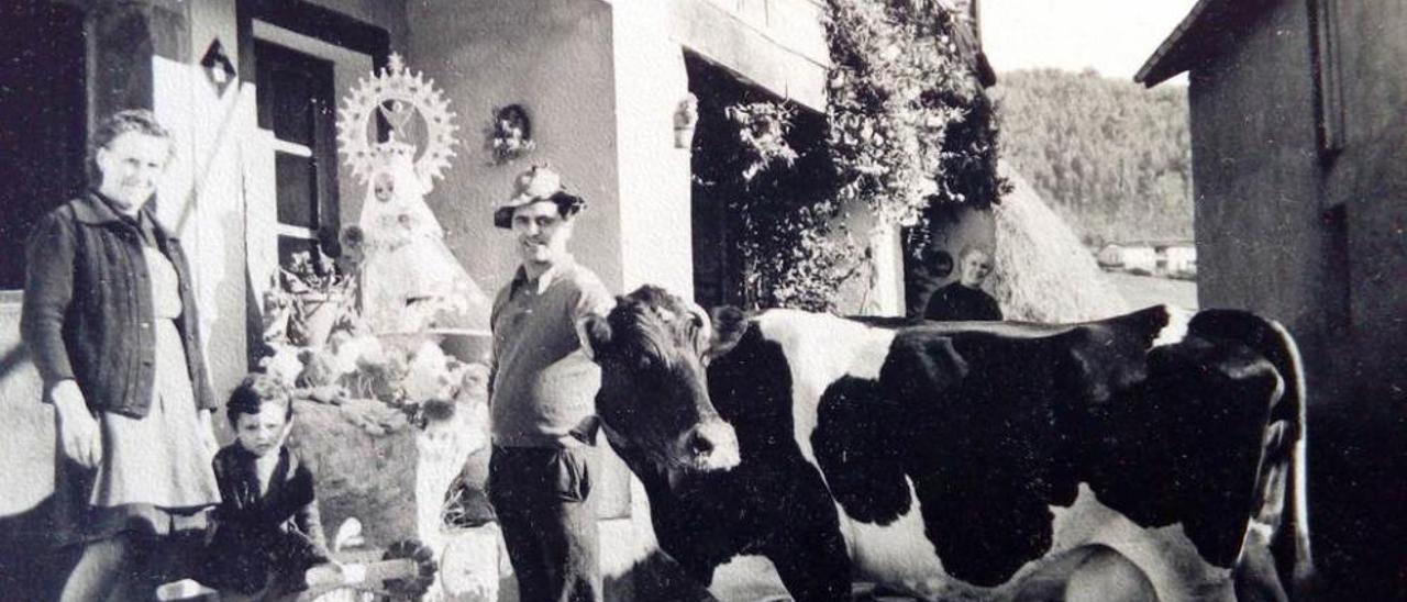 El tamboritero El Pantrucu, de Tornón, y el gaitero Germán Carús, de Pivierda (Colunga), animando el desfile en 1952. A la derecha, un grupo de mozos, un año antes.