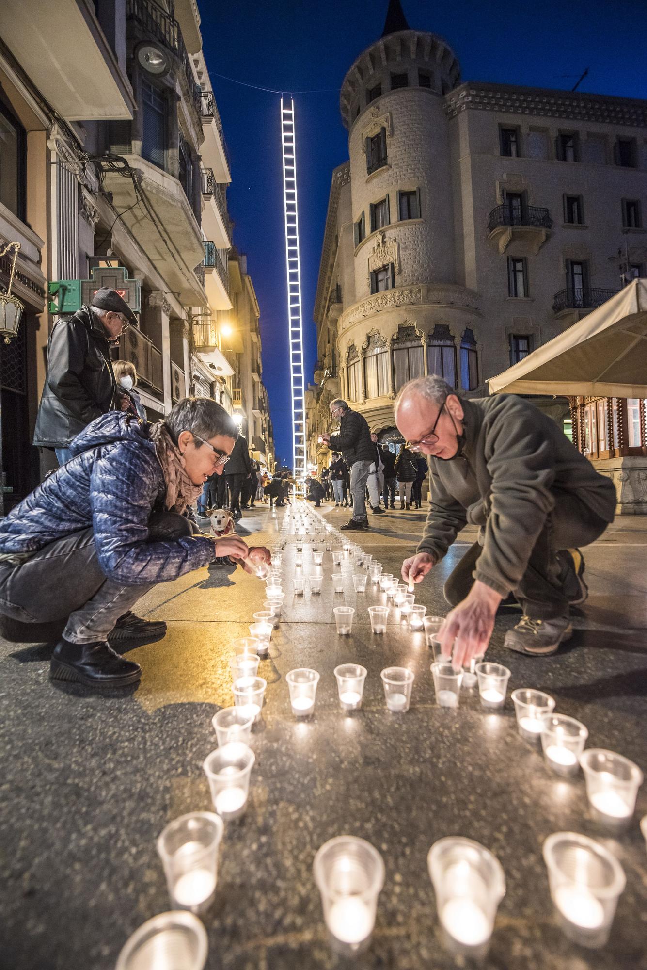 Òmnium omple Sant Domènec d’espelmes durant la Festa de la Llum