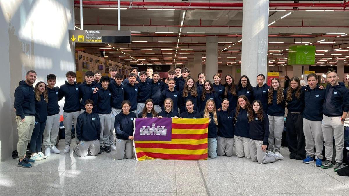 Los nadadores de las selección balear posan en el areopuerto antes de viajar a Pontevedra