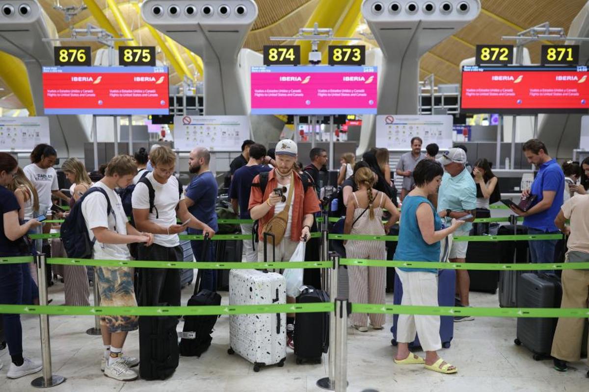 Imágenes de los controles aleatorios de pasaporte hoy en los aeropuertos de Madrid Barajas y Barcelona el Prat