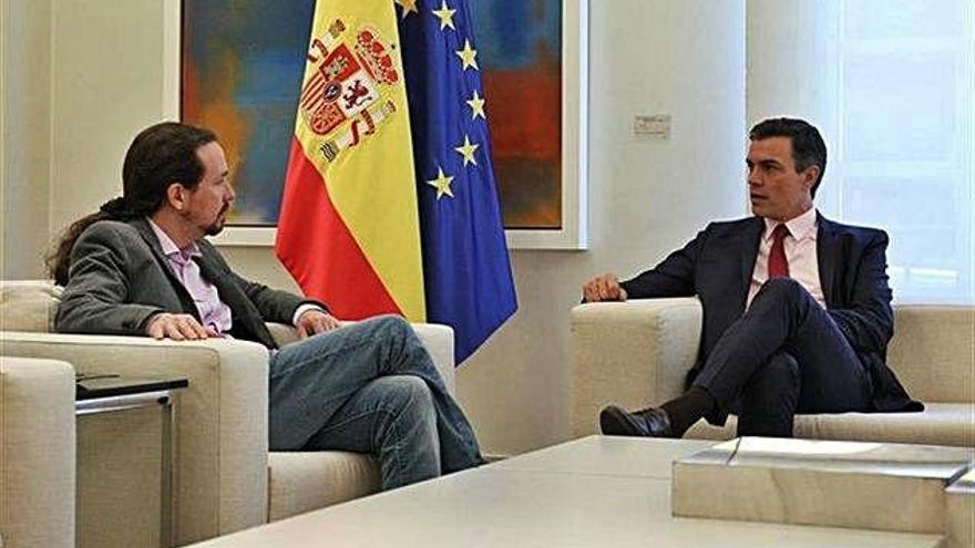 Pablo Iglesias i Pedro Sánchez, reunits a La Moncloa en una foto d&#039;arxiu.