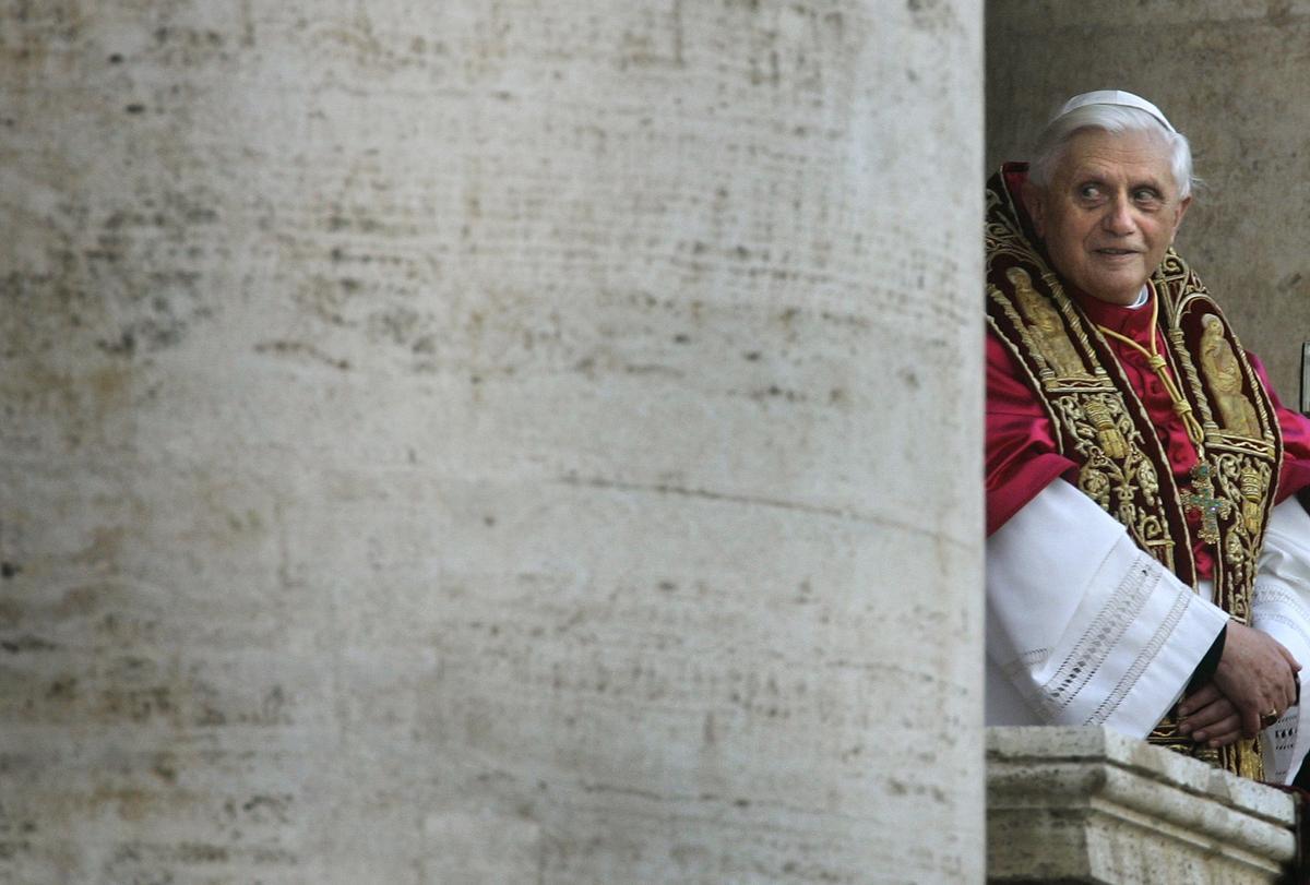 El papa Benedicto XVI, tras ser elegido, saluda a los peregrinos desde el balcón de la basílica de San Pedro, en El Vaticano, el 19 de abril del 2005.