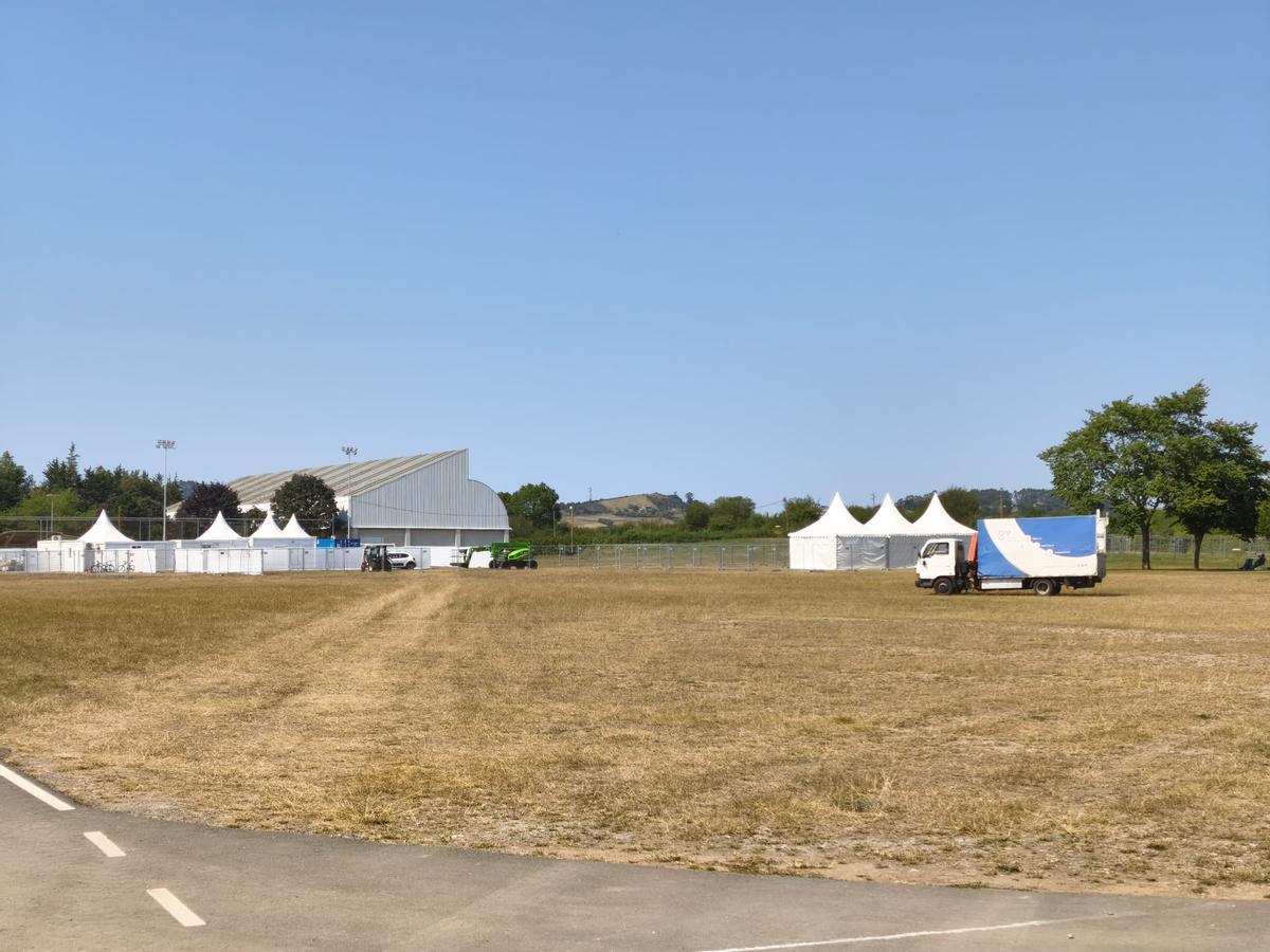 El montaje y los preparativos del Festival Boombastic en Llanera, en imágenes