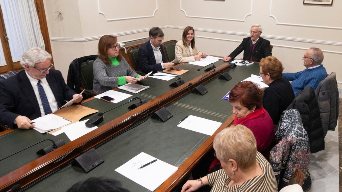 Foto de la reunión sobre Orriols, entre las autoridades y los vecinos.