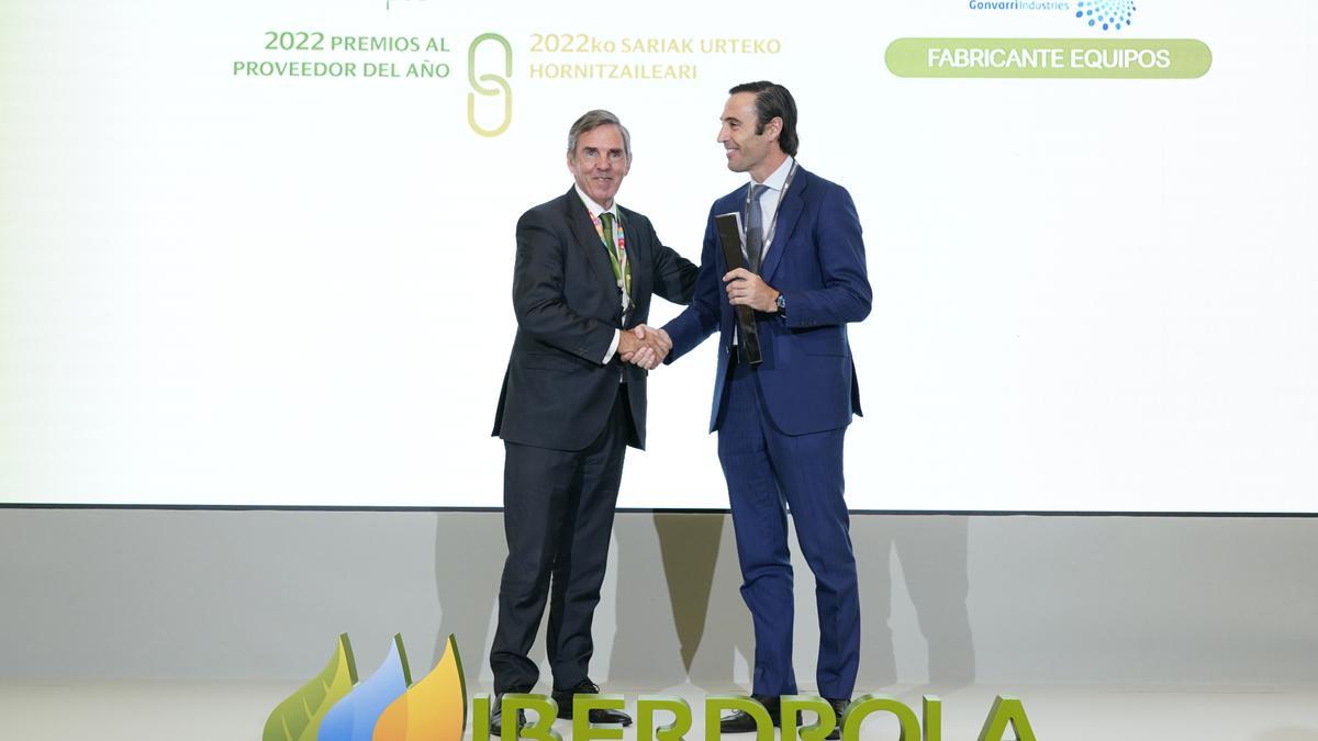 Asís Canales, director global de personas y servicios de Iberdrola, entrega el premio a Josu Calvo, CEO de Gonvarri Industries.