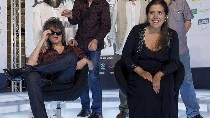 Varios de los artistas que participan en el espectáculo &quot;Rock y Flamenco&quot;, como Manuel Molina, Henrik (Smash), Gualberto, Manuel (Imán) (arriba de izda a dcha), Antonio (Smash) y Lole (abajo), que reunirá a componentes de los grupos Imán, Guadalquivir, Cai y &quot;Triana&quot;, entre otros, dentro de la programación de la Bienal de Flamenco de Sevilla. EFE/Julio Muñoz