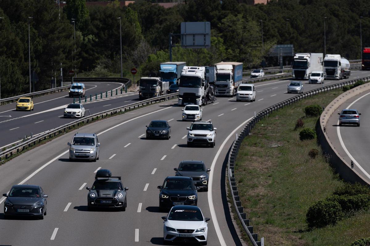 Archivo - Tráfico durante la operación salida de Semana Santa, en la AP-7, a 17 de abril de 2025, en Sant Cugat, Barcelona, Catalunya (España).