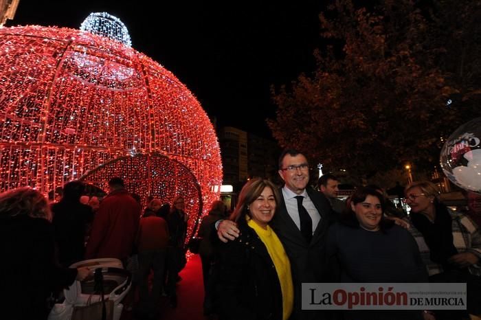 Estrellas y bolas ya brillan en las calles de Murcia