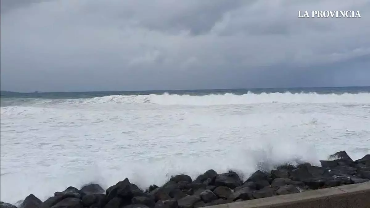 El angustioso rescate de un bañista atrapado entre las olas y la corriente en La Cícer