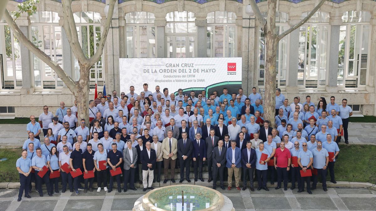 Los conductores del Consorcio Regional de Transportes de Madrid desplazados a Valencia fotografiados en Madrid.