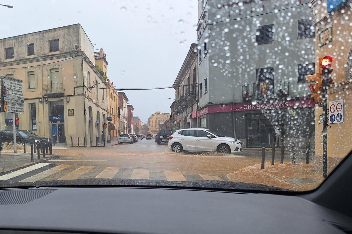 Acumulació d'aigua al carrer a la Bisbal d'Empordà