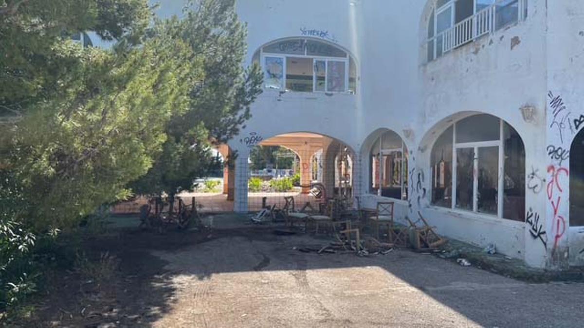 Los vecinos de Allà Dins denuncian la peligrosidad del hotel abandonado