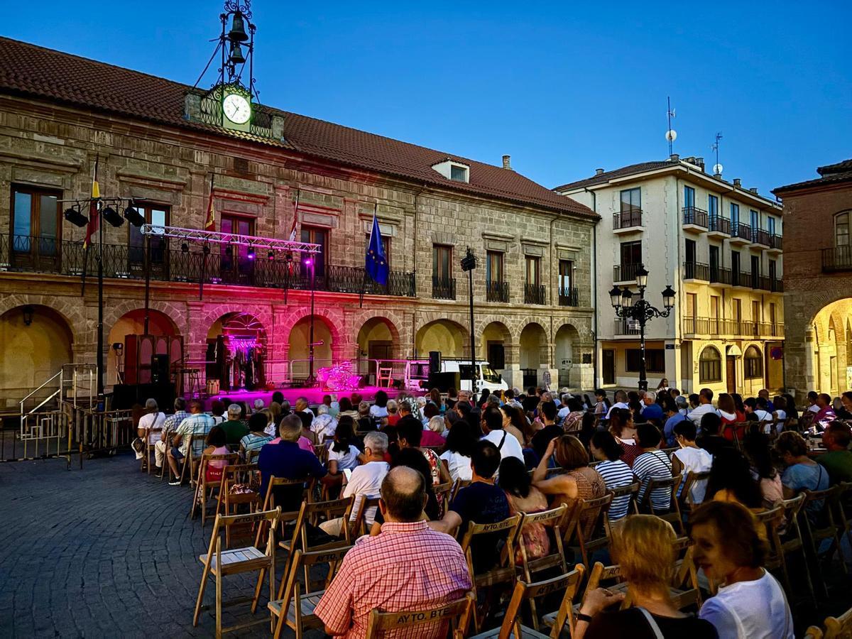Público en la Plaza Mayor viendo a Las Poderío