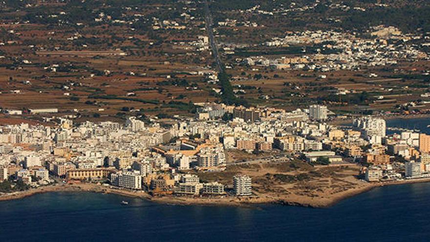 Vista aérea del núcleo urbano de Sant Antoni y la zona sin edificar de ses Variades, en la costa.