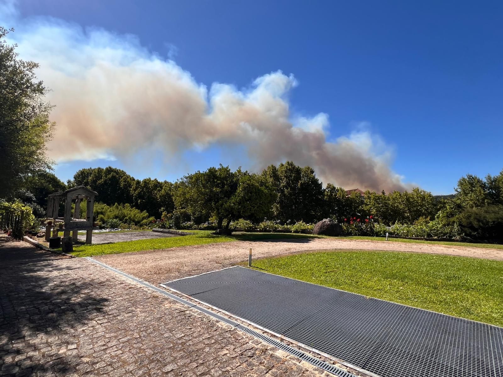 Un incendio avanza en la parroquia de Pesqueiras, en Salvaterra