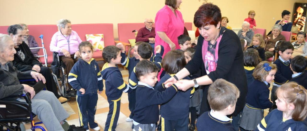 Imagen de los alumnos del colegio Lar en la residencia de mayores.