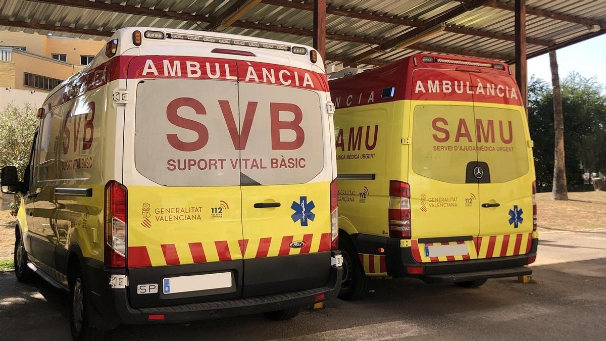 Imagen de archivo de dos ambulancias