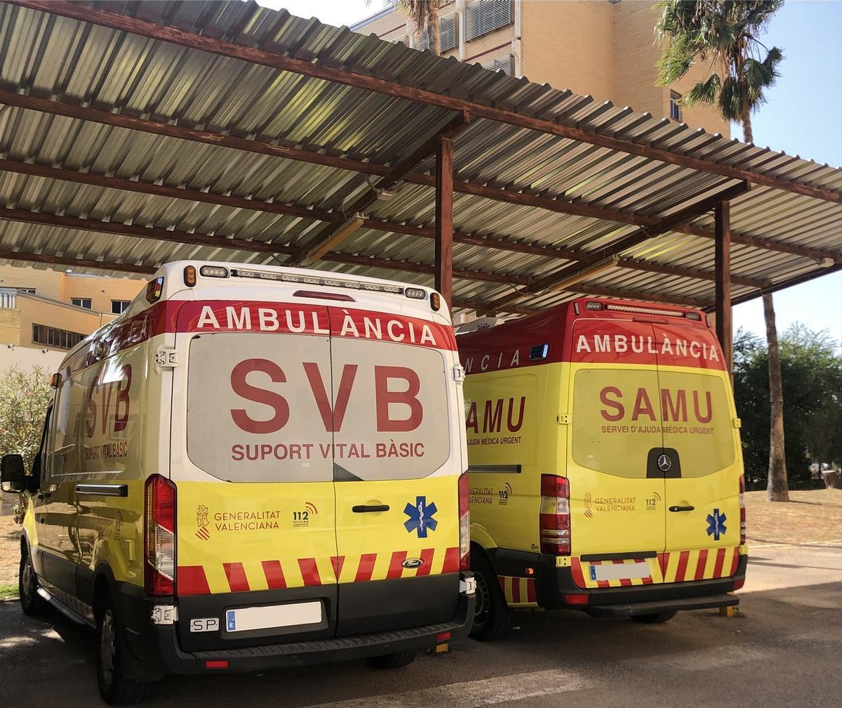 Imagen de archivo de dos ambulancias