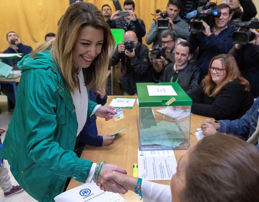 SUSANA DÍAZ VOTA EN COLEGIO ELECTORAL EN TRIANA