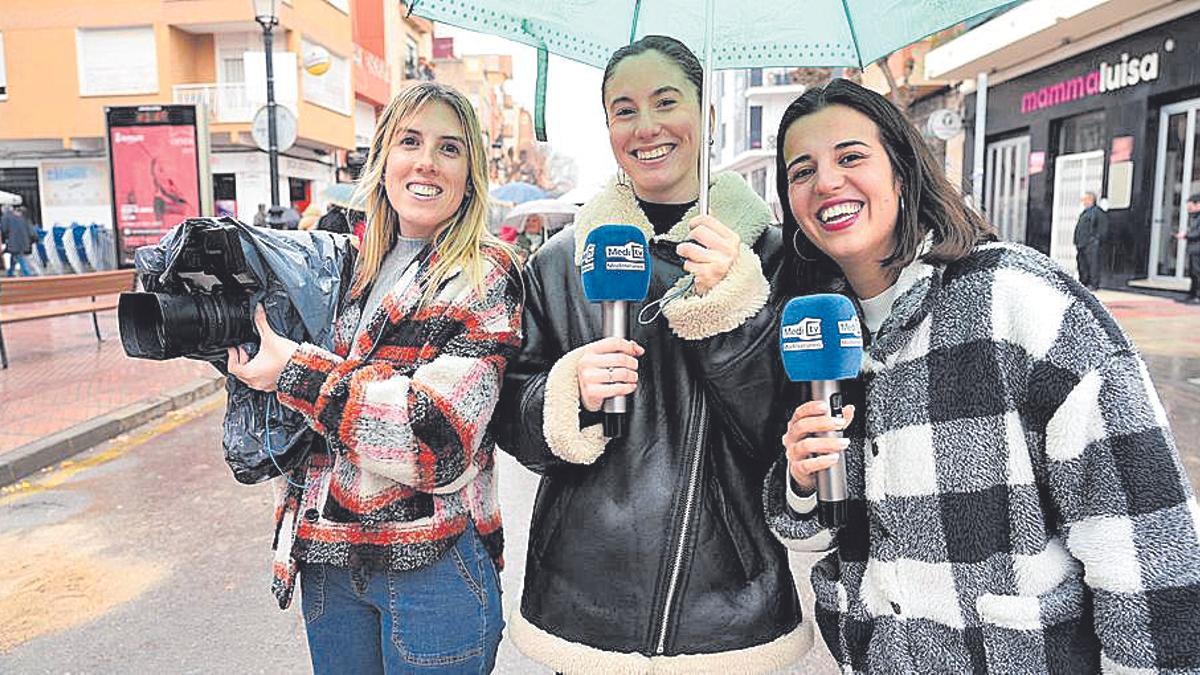 Sandra Segarra y Claudia Arrufat, junto a la cámara, estuvieron en el Día de las Paellas de Benicàssim