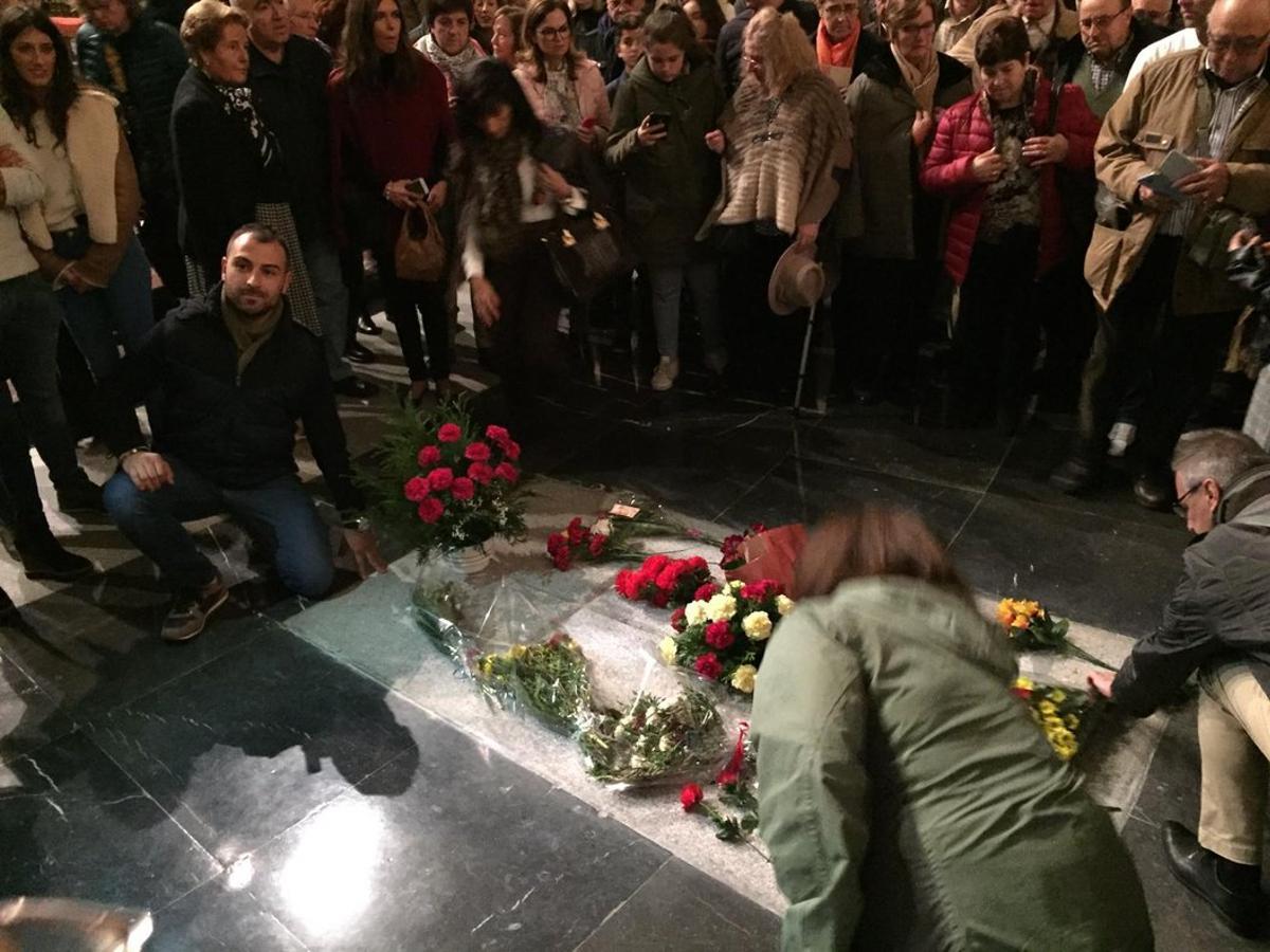 Franquistas en torno a la tumba de Franco, en el Valle de los Caídos.