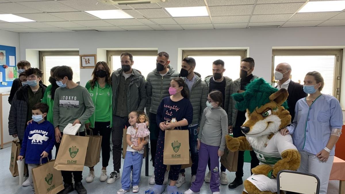 Los jugadores del Elche visitan a niños en el hospital