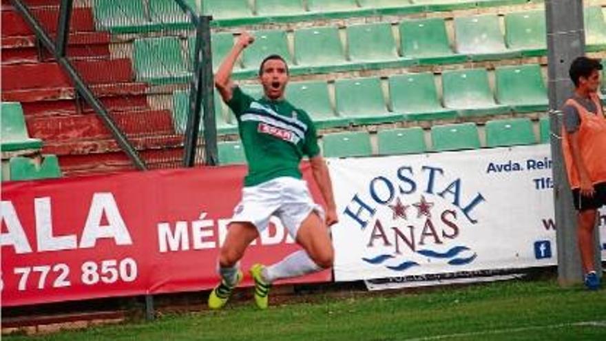 Juanlu Hens celebra el gol que va donar el triomf al Cartagena al camp del Mèrida, el seu sisè del curs.