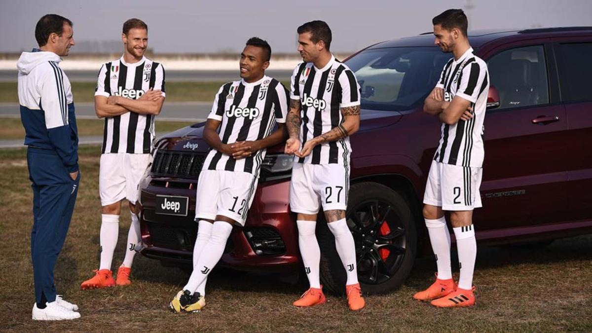 Entrenador y jugadores de la Juventus con Jeep