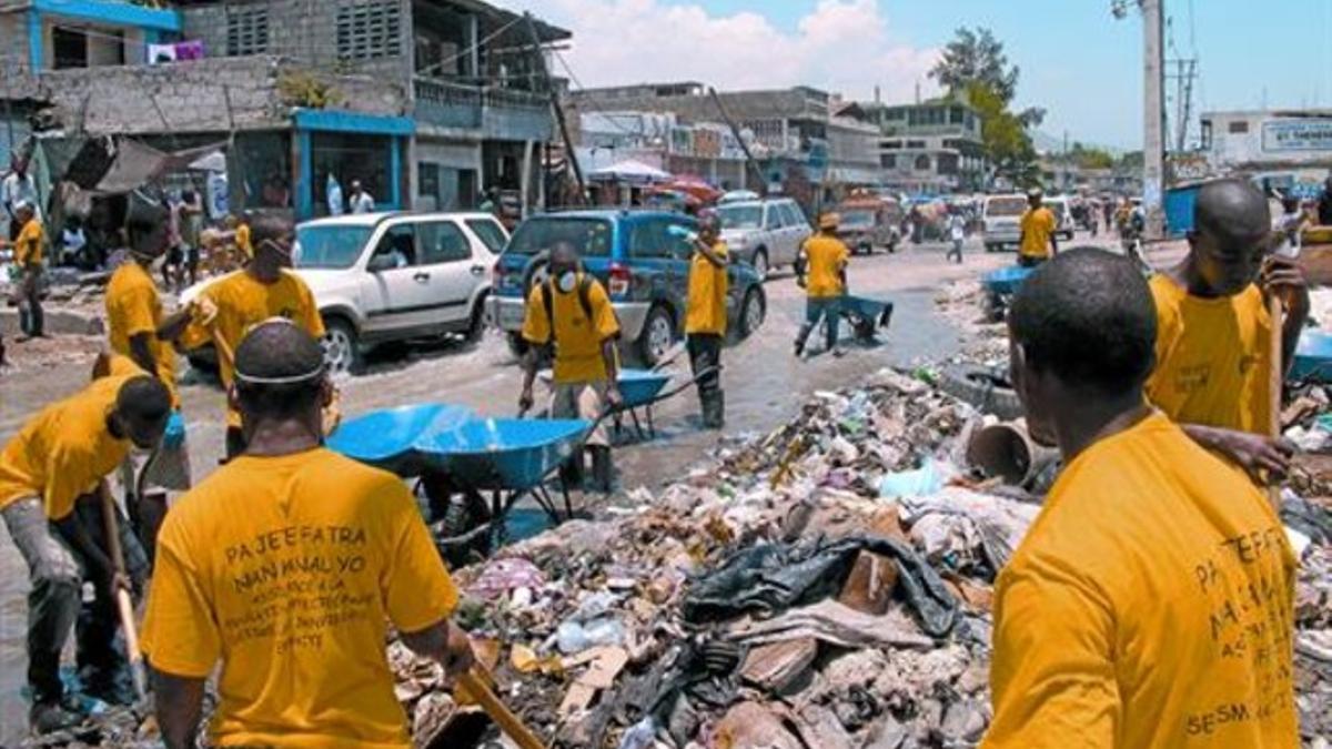 Una brigada de haitianos participa en las labores de desescombro del barrio de Martissant en Puerto Príncipe.