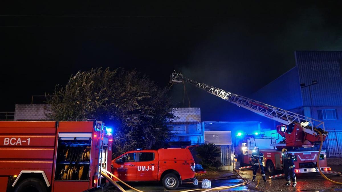 Los bomberos trabajan en la extinción del incendio en una nave de Productos Machi.