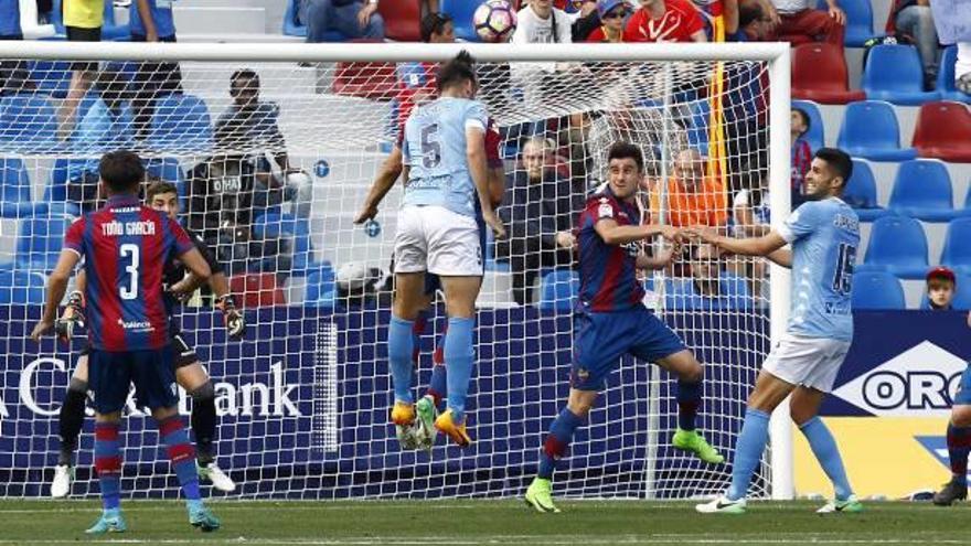 El central murcià Pedro Alcalá intenta rematar de cap una pilota penjada a l&#039;àrea de Raúl Fernández durant una acció del partit d&#039;ahir al Ciutat de València.