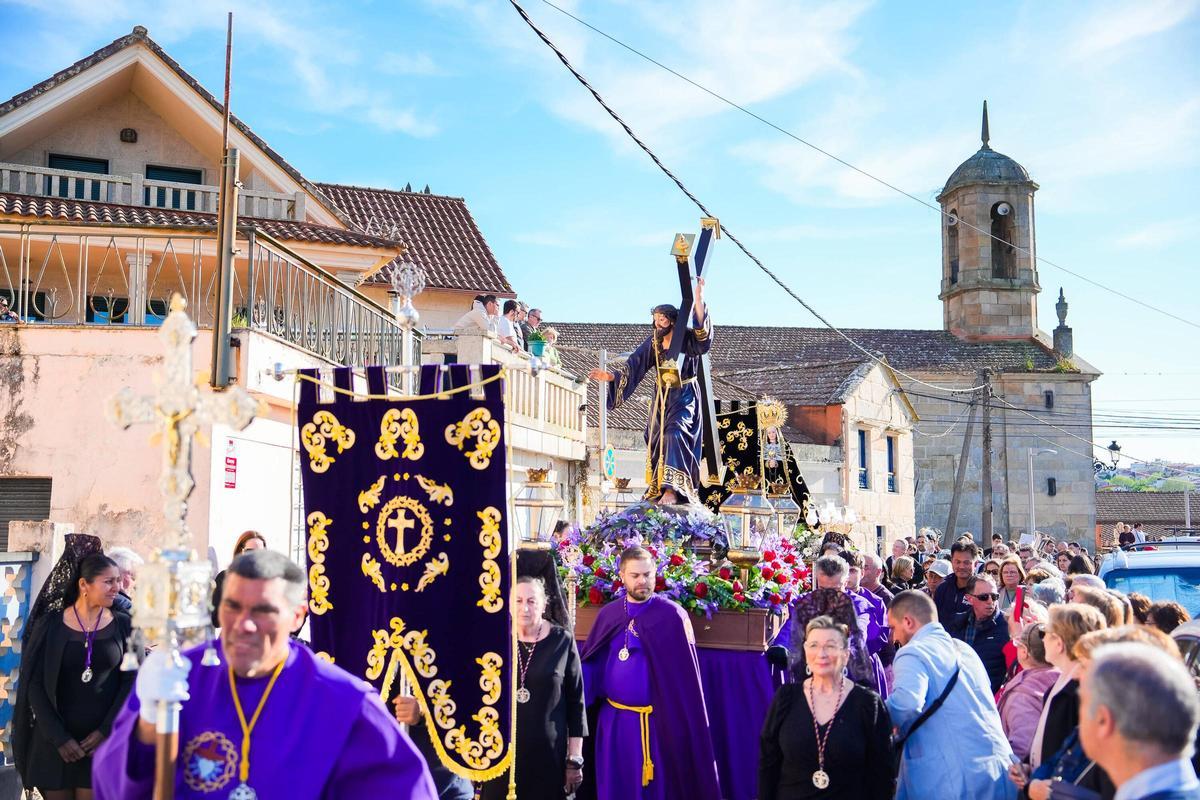 Procesiones en Vigo: los pasos de Noso Pai Xesús Nazareno e a Virxe Dolorosa desfilaron por Teis