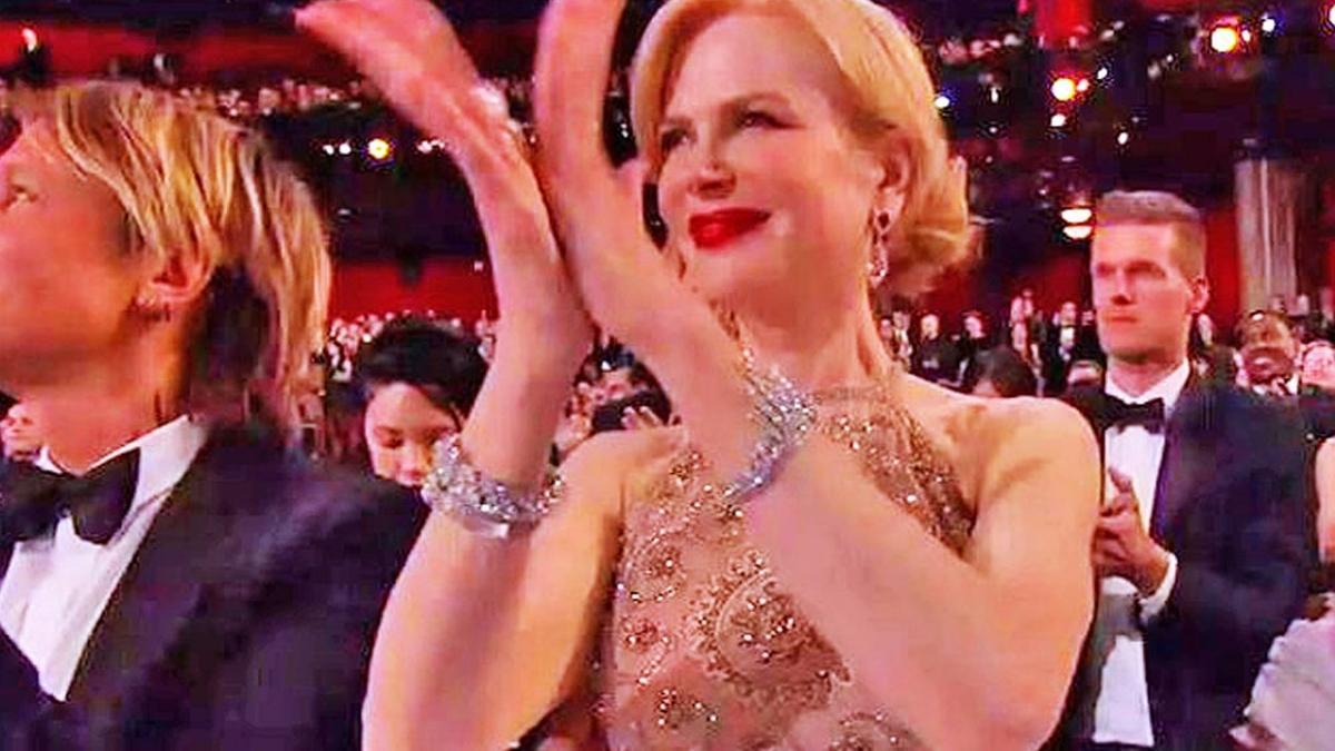 Nicole Kidman aplaudiendo raro en los Oscar