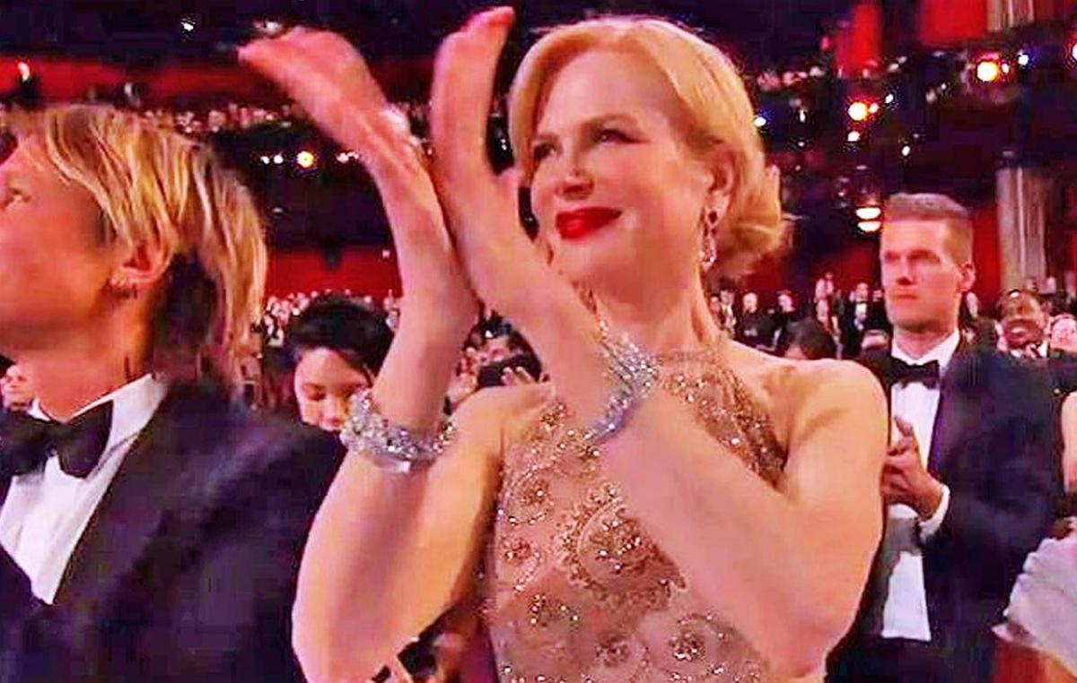 Nicole Kidman aplaudiendo raro