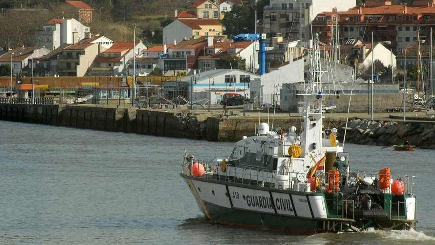 Patrullera de la Guardia Civil navegando por aguas del Puerto de Vilagarcía de Arousa. // Iñaki Abella