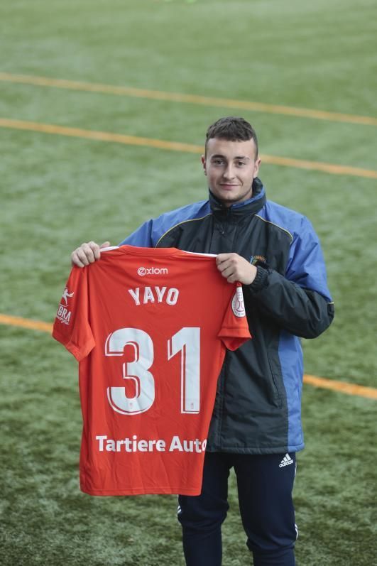 Diego, hermano de Yayo, con la camiseta del debut en la Copa.