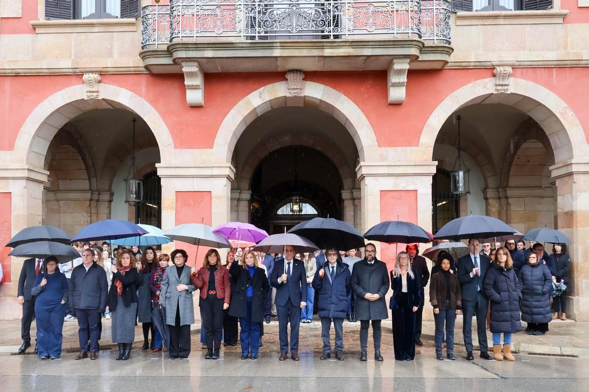 El presidente del Parlament, Josep Rull, durante el minuto de silencio en recuerdo a las víctimas del accidente ferroviario en Córdoba